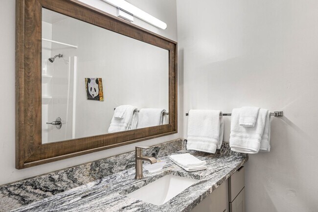 Building Photo - Downtown Anchorage Two Bedroom Two Bath (102)