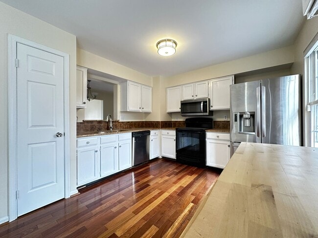 Building Photo - Wonderful townhome with recent upgrades..a...