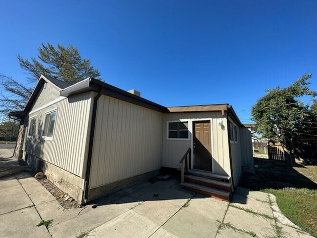 Building Photo - Beautiful 6 bedroom 2 bathroom home is a m...