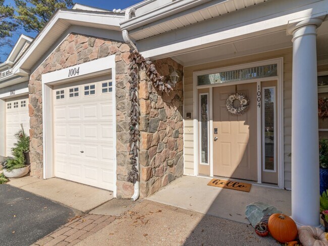 Building Photo - YEAR ROUND RENTAL- FURNISHED - 3 BEDROOM CONDO - WOODS COVE