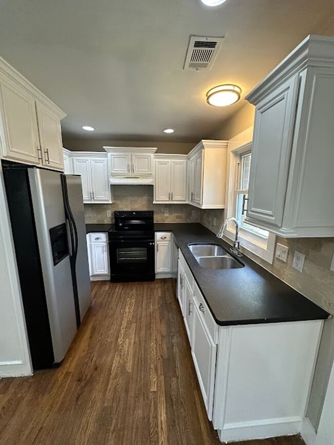 Building Photo - 4 bedrooms & 3 bath in Decatur!