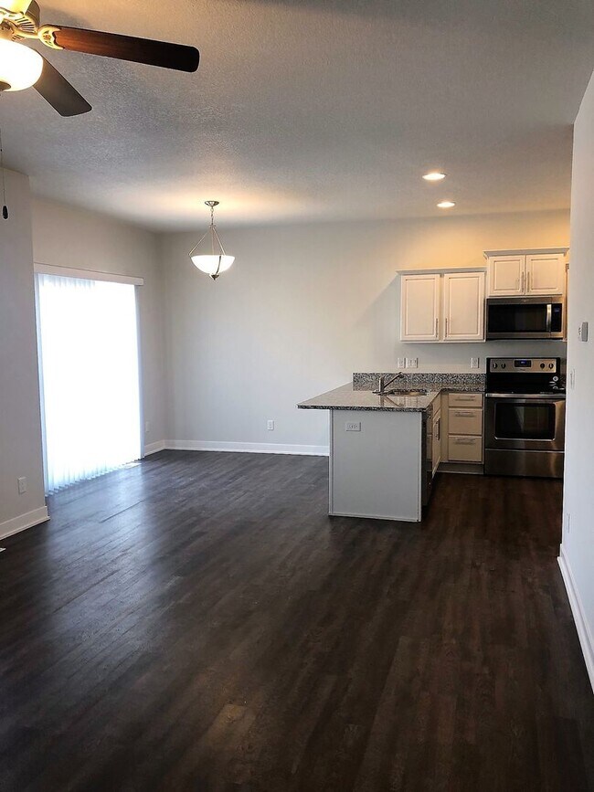 Building Photo - HUGE Single Family Home Available!