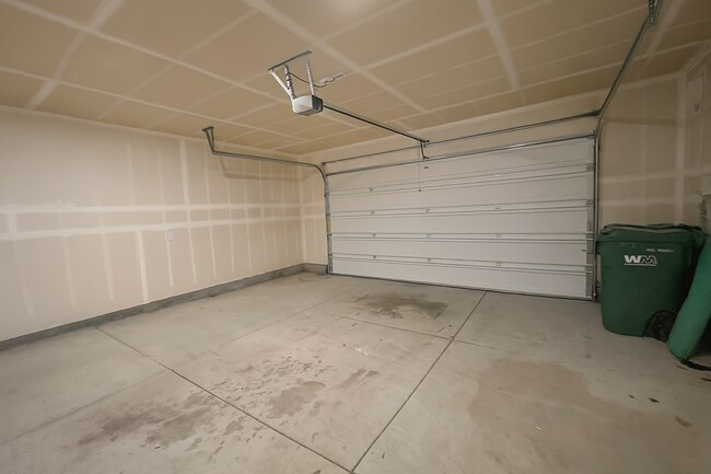 Building Photo - Stylish and Efficient 3 Bedroom Home