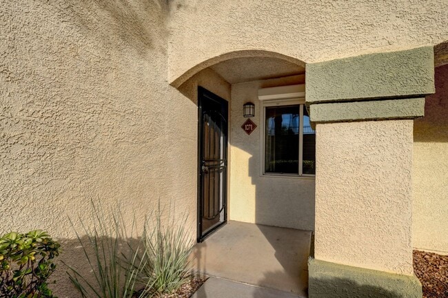 Building Photo - Well-maintained single-story condo