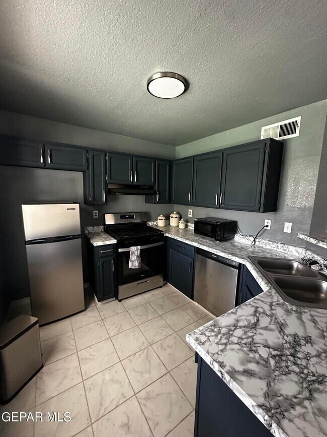 Building Photo - 3181 Queens Garden Cir