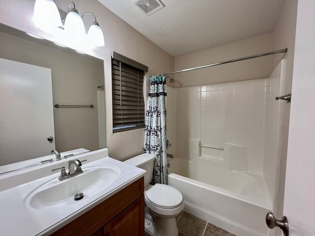 Building Photo - BEAUTIFUL 2BD/2BA SOUTHEAST