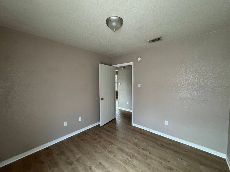 Building Photo - 303 S 42nd St