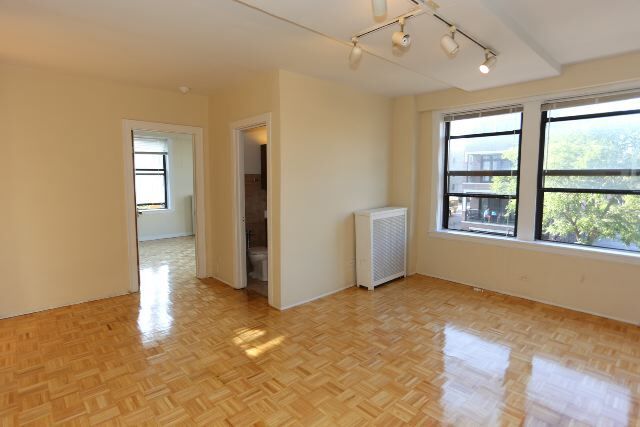 Building Photo - 629 W Belmont Ave