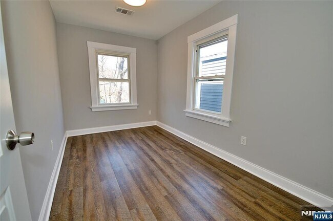 Building Photo - 116 Maple Ave