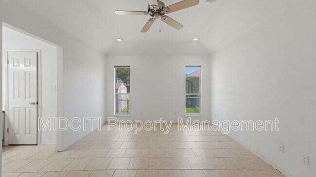 Building Photo - 1233 Hollyhock Ln