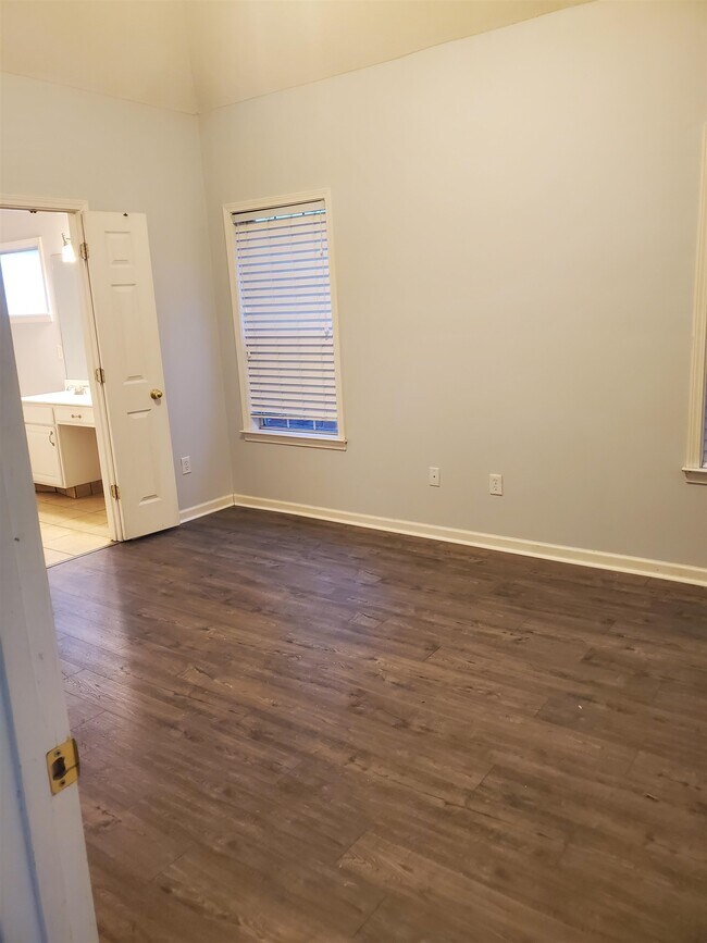 Building Photo - 8688 Eagle View Dr