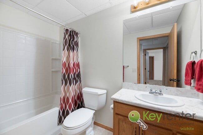 Building Photo - 5 Bedroom 3 Bathroom | Glen Hills - Derby, KS