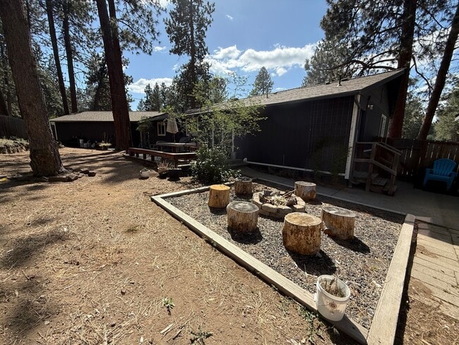 Building Photo - Spacious 4 Bed/3 Single Family Home in SW Bend - Large Backyard