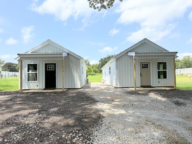 Building Photo - In the heart of Fruithurst!!!
