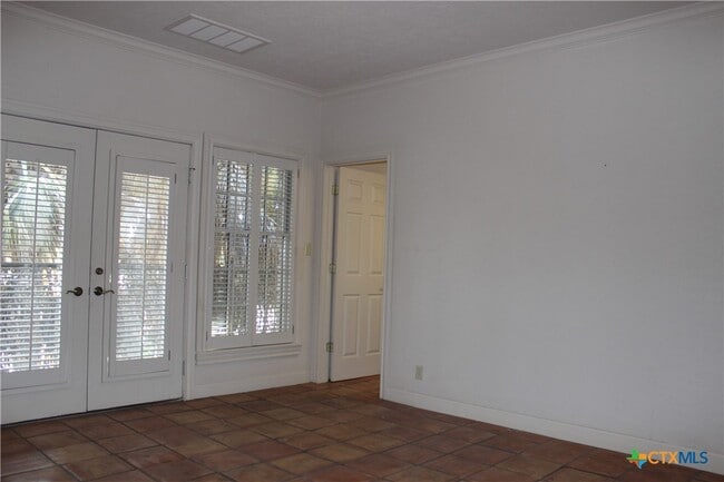 Building Photo - 6001 Country Club Dr