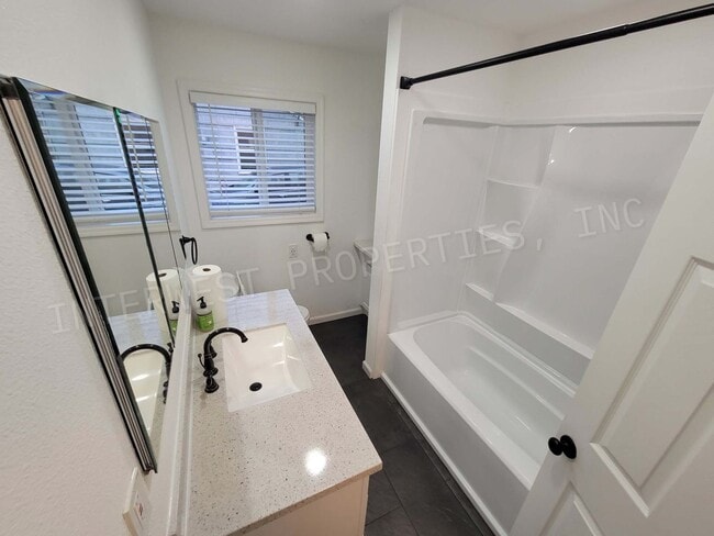 Building Photo - *RENT PROMO* 3+bd 1.5 ba Single Level West...