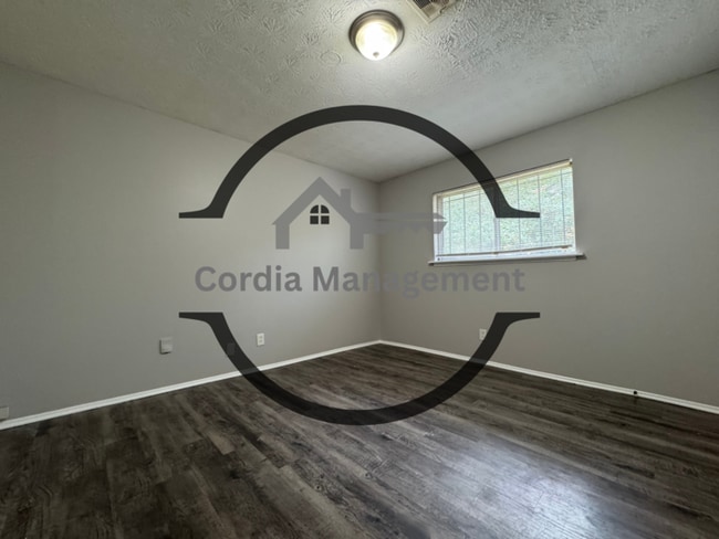 Building Photo - Fenced in 4 Bedroom 1.5 bathroom Home located in Jonesboro