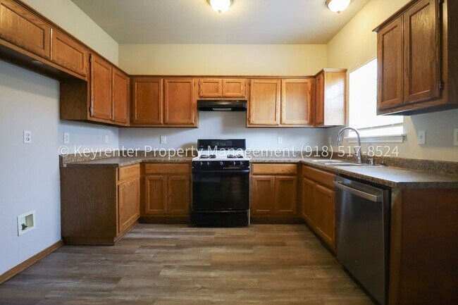Building Photo - 3 Bed | 1.5 Bath in Central Tulsa!