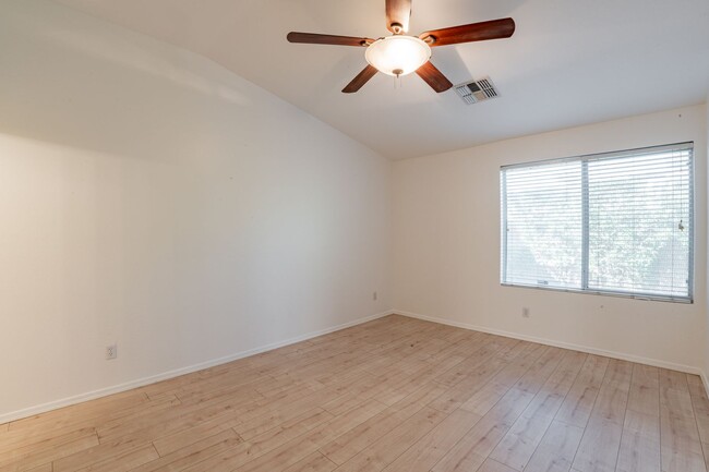 Building Photo - Beautiful 2 bedroom & 2 bath home in Desert Foothills Villas