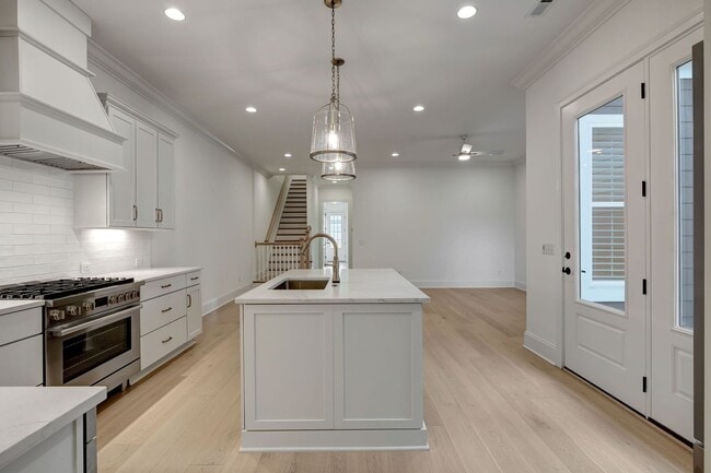 Building Photo - Luxurious Low-Maintenance Living in Westha...