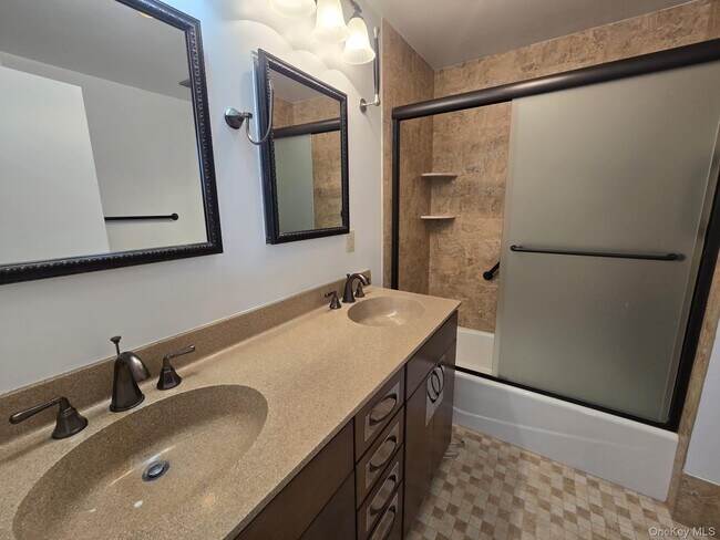 Building Photo - 10 Chestnut Dr