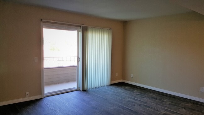 Building Photo - 2 Bed/1.5 Bath Townhouse