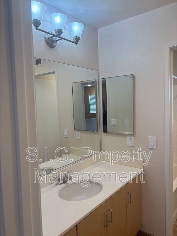 Building Photo - 202 Cancion Way