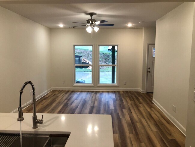 Building Photo - r38