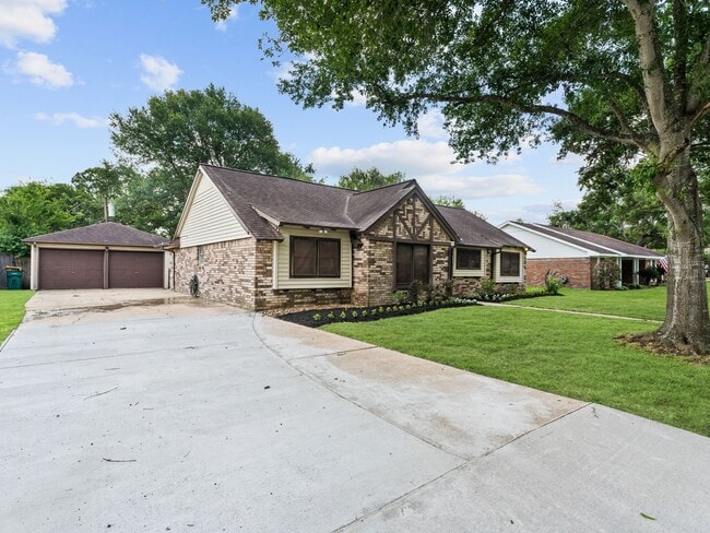 Building Photo - 2122 Briar Cir