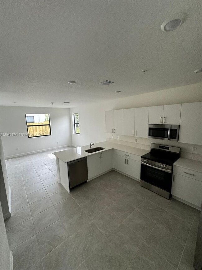 Building Photo - 285 SW 159th Dr