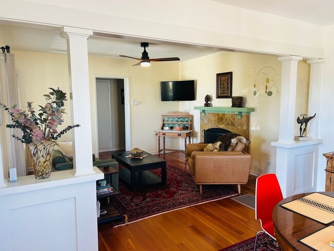 Building Photo - Welcome to this stunning 3 Bedroom 2 Bath ...