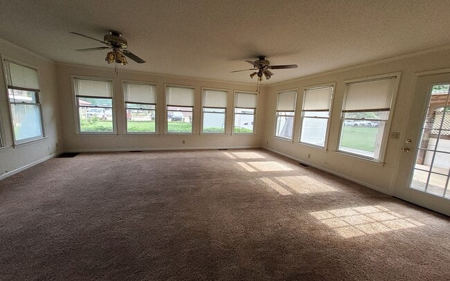 Building Photo - Close to Shopping