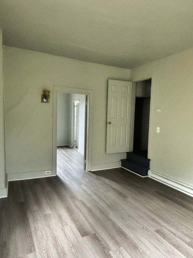 Building Photo - 3 bedroom 1 bathroom house! - Schedule you...