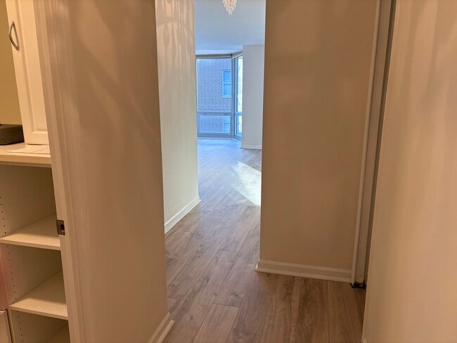 Building Photo - 21 W Goethe St