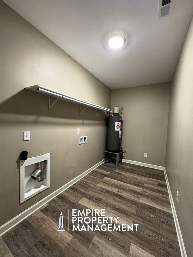 Building Photo - 216 Fern Bank Dr