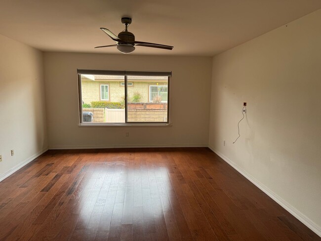 Building Photo - Beautifully updated La Jolla model in Leis...