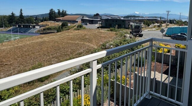 Building Photo - End Unit, 3 Bed, 2.5 Bath PLUS Bonus Room, Anacortes