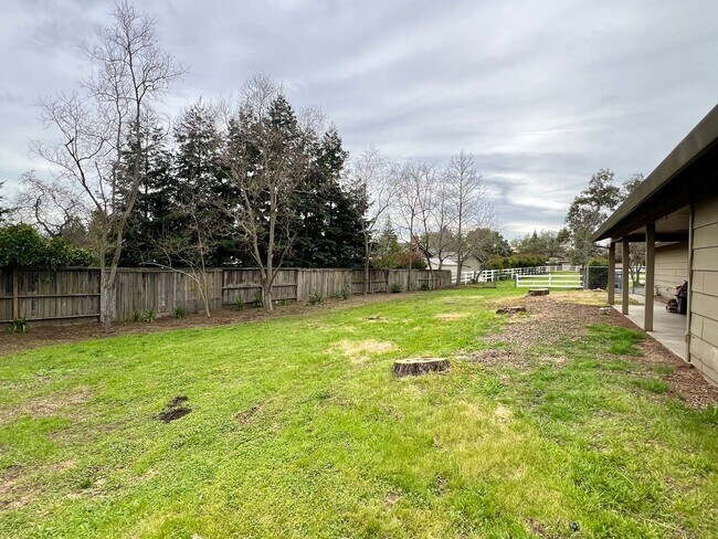 Building Photo - Classic Granite Bay Ranch Style 3/2/3 w Pasture