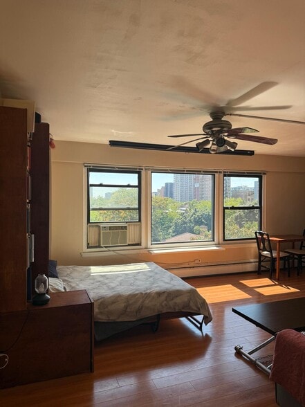 Murphy bed down 1 - 4880 N Marine Dr