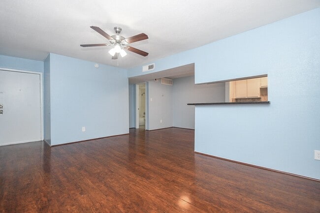 Building Photo - 10603 S Wilcrest Dr