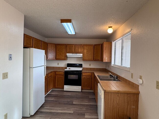 Building Photo - Sunny and Cute 2 Story, 2Bed, 1.5Bath Townhouse in Grand Junction!!!!