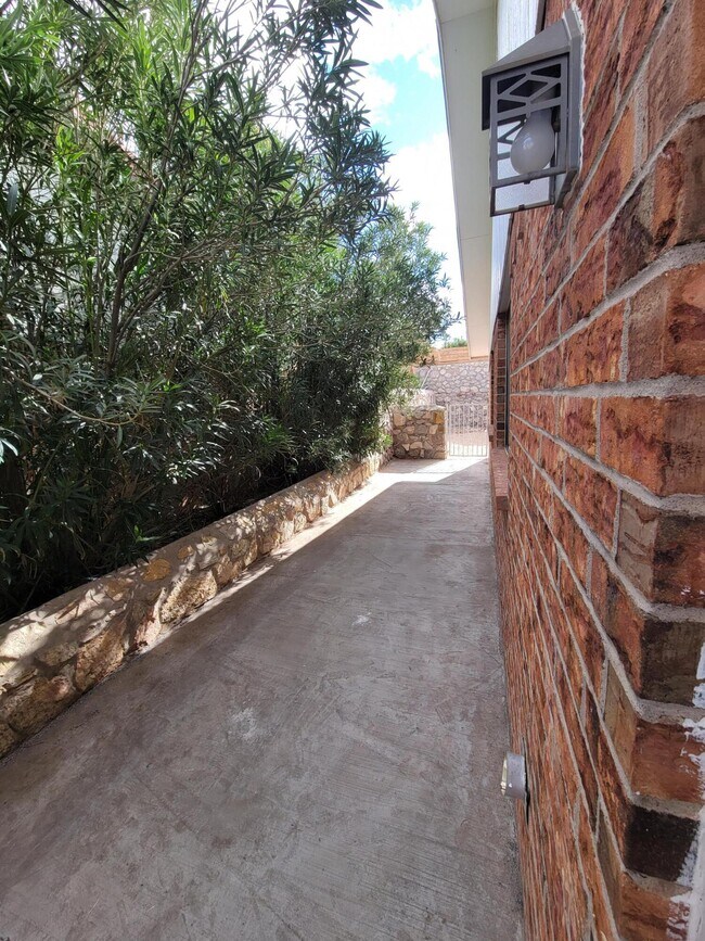 Building Photo - 7716 Iroquois Dr