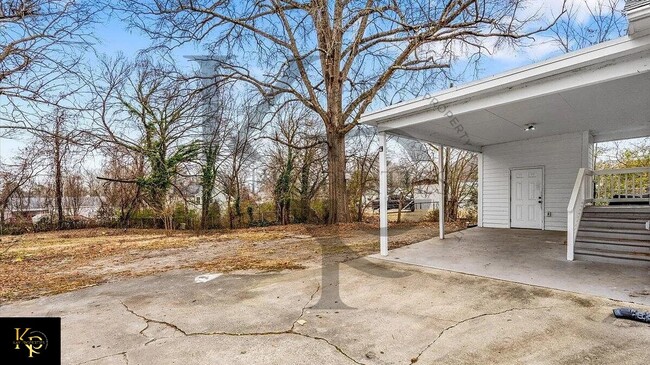 Building Photo - 605 Apple St