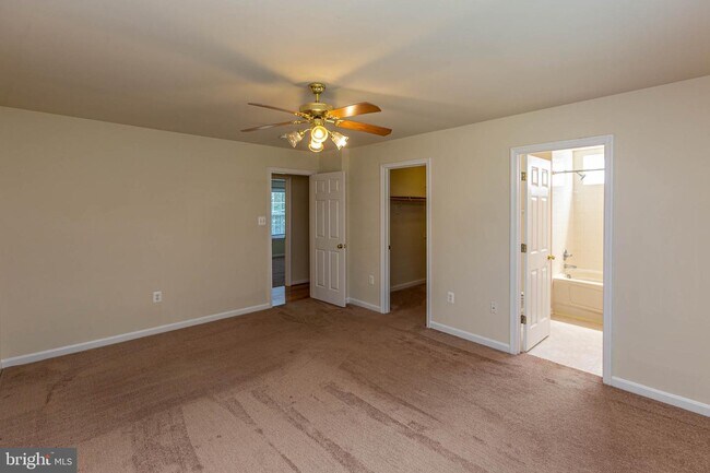 Building Photo - 34 Hidden Lake Dr