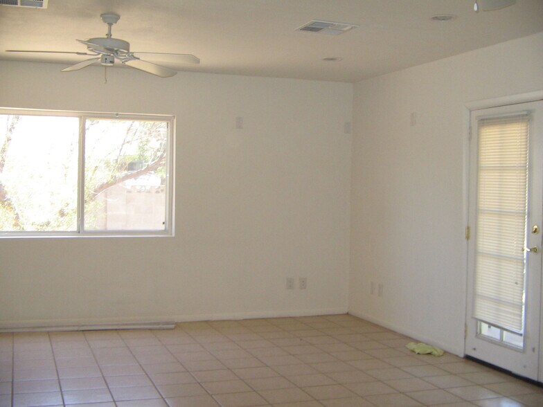 Large Master Bedroom - 715 W 18th St
