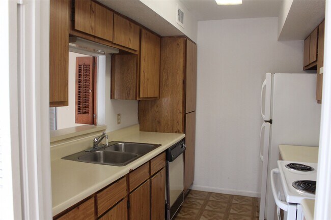 Building Photo - 16111 Aspenglenn Dr