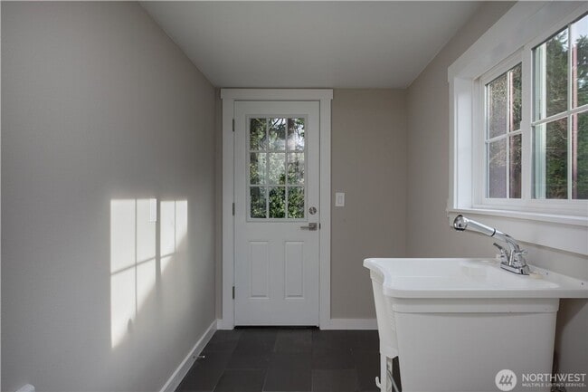 Building Photo - North Seattle - Pinehurst Updated 3 Bedroom 2 Bath Rambler