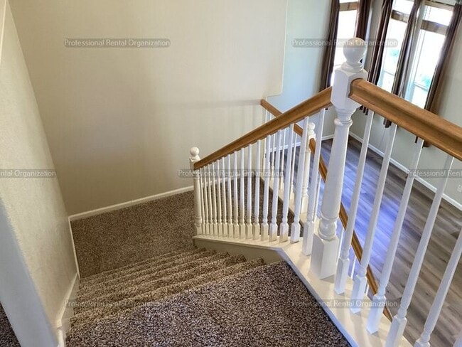 Building Photo - Large family home in desirable area