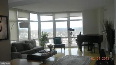 Building Photo - 8220 Crestwood Heights Dr