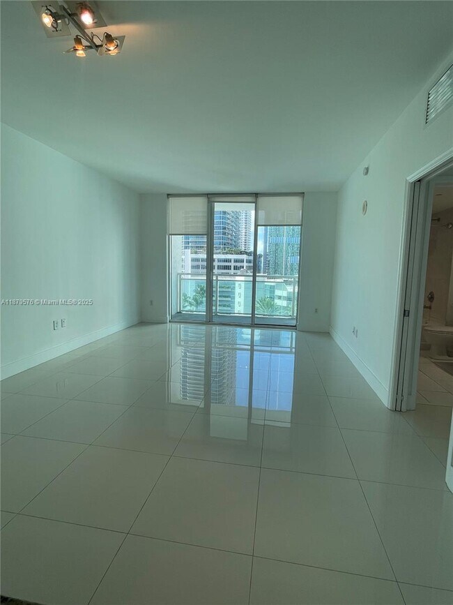 Building Photo - 950 Brickell Bay Dr